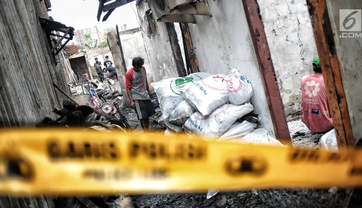 Warga mencari sisa harta benda usai kebakaran menghanguskan Kelurahan Kebon Kosong, Kemayoran, Jakarta, Rabu (26/12). Lokasi kebakaran berada di wilayah padat penduduk. (Liputan6.com/Faizal Fanani)