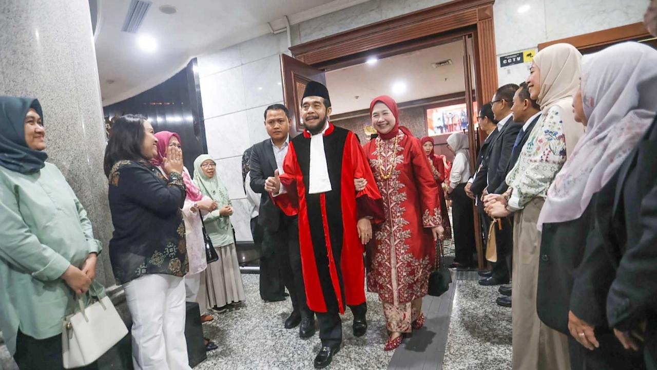FOTO:  Detik Detik Anwar Usman Jatuh Pingsan di Gedung MK