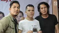 (kiri-kanan), Personil Band Armada Rizal Armada, Adit, dan Mai  saat meluncurkan album terbaru  'Dengerin Abang Spesial Edition' di kawasan Kemang, Jakarta, Rabu (15/8). (Liputan6.com/Faizal Fanani)