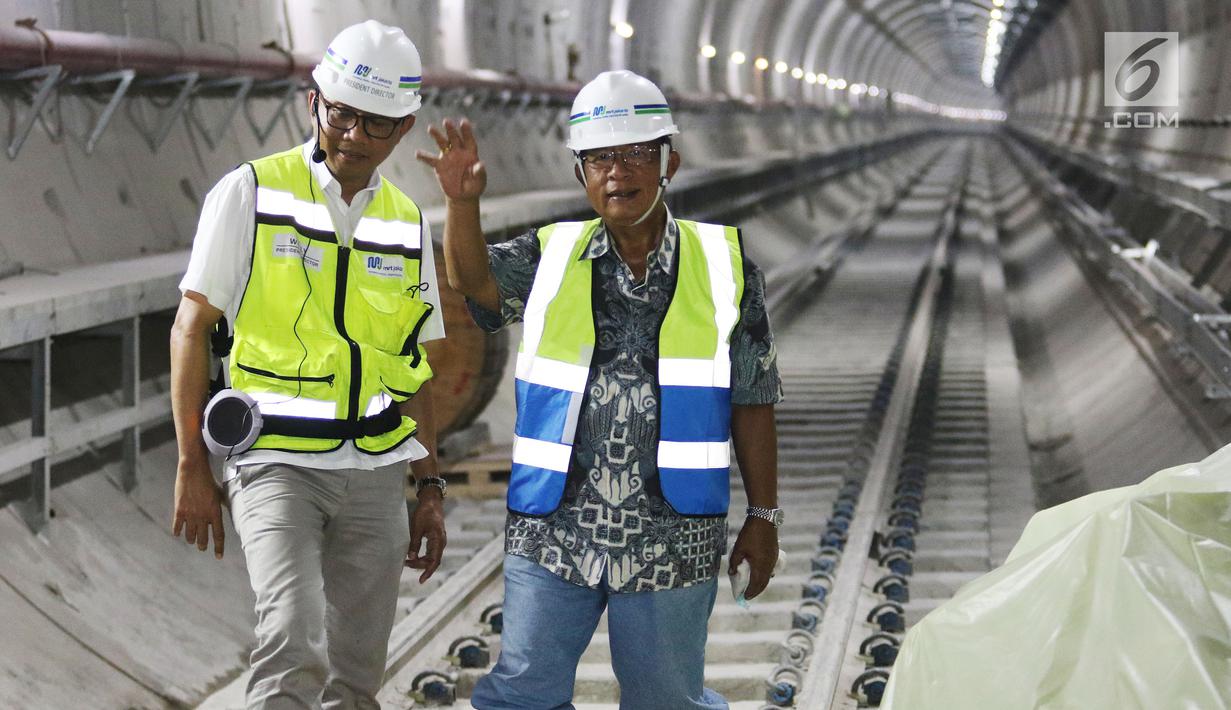 Menteri Koordinator Bidang Perekonomian Darmin Nasution memantau pembangunan proyek MRT Jakarta fase I di Senayan, Jakarta, Senin (11/6). Usai berkunjung ke stasiun bawah tanah MRT, Darmin mengungkapkan kekagumannya. (Liputan6.com/Angga Yuniar)