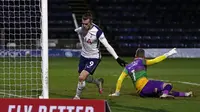 Striker Tottenham Hotspur asal Wales, Gareth Bale (kanan) merayakan keberhasilan mencetak gol ke gawang Wycombe Wanderers pada babak ke-4 Piala FA di Adams Park Stadium, Selasa dini hari WIB. (ADRIAN DENNIS / AFP)