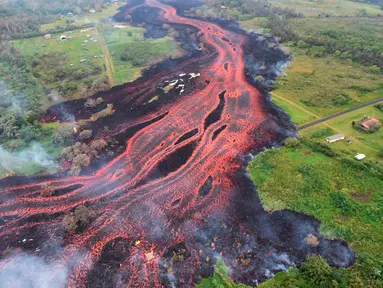 Aliran lava dari Gunung berapi Kilauea yang meletus mengalir dari celah dekat Pahoa, Hawaii, 19 Mei 2018.  Gunung Kilauea mulai meletus pada 3 Mei dan memaksa 2.000 orang mengungsi dari rumah mereka di sekitar pegunungan. (U.S. Geological Survey via AP)