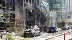 Warga dan petugas saat memeriksa kerusakan yang terjadi di Bank Blom pasca ledakan di Beirut, Lebanon (13/6). Bom meledak di sekitar Bank Blom pada Minggu (12/6) malam. (REUTERS/Jamal Saidi)