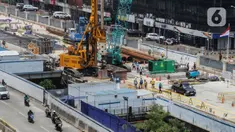 Aktivitas pekerja menyelesaikan pembangunan jalur Moda Raya Terpadu (MRT) Fase 2 di Jalan Gajah Mada, Jakarta, Jumat (20/9/2024). (Liputan6.com/Angga Yuniar)
