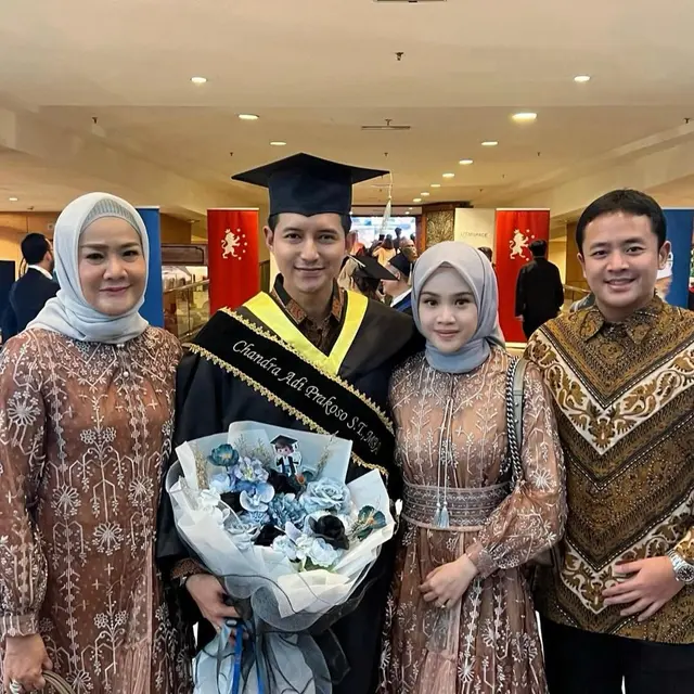 6 Potret Chand Kelvin Wisuda S2 di Malaysia, Didampingi Istri Tercinta
