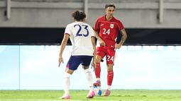 Pemain Timnas Indonesia, Eliano Reijnders mengontrol bola dibayangi pemain Chinese Taipei, Wei Pei-Lun dalam laga FIFA Matchday di Stadion Gelora Bung Tomo (GBT), Surabaya, Jumat (06/07/2025). (Bola.com/Abdul Aziz)