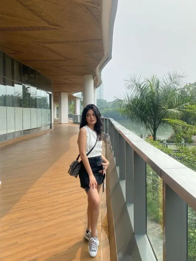 Inspirasi Outfit Yoriko Angeline saat Mengenakan Pakaian Putih