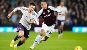 Diogo Dalot (kiri) berebut bola dengan Boubacar Kamara saat MU bertandang ke markas Aston Villa dalam lanjutan Liga Inggris 2025/2026 di Villa Park, Senin (22/12/2025) dini hari WIB. (Nick Potts/PA via AP)