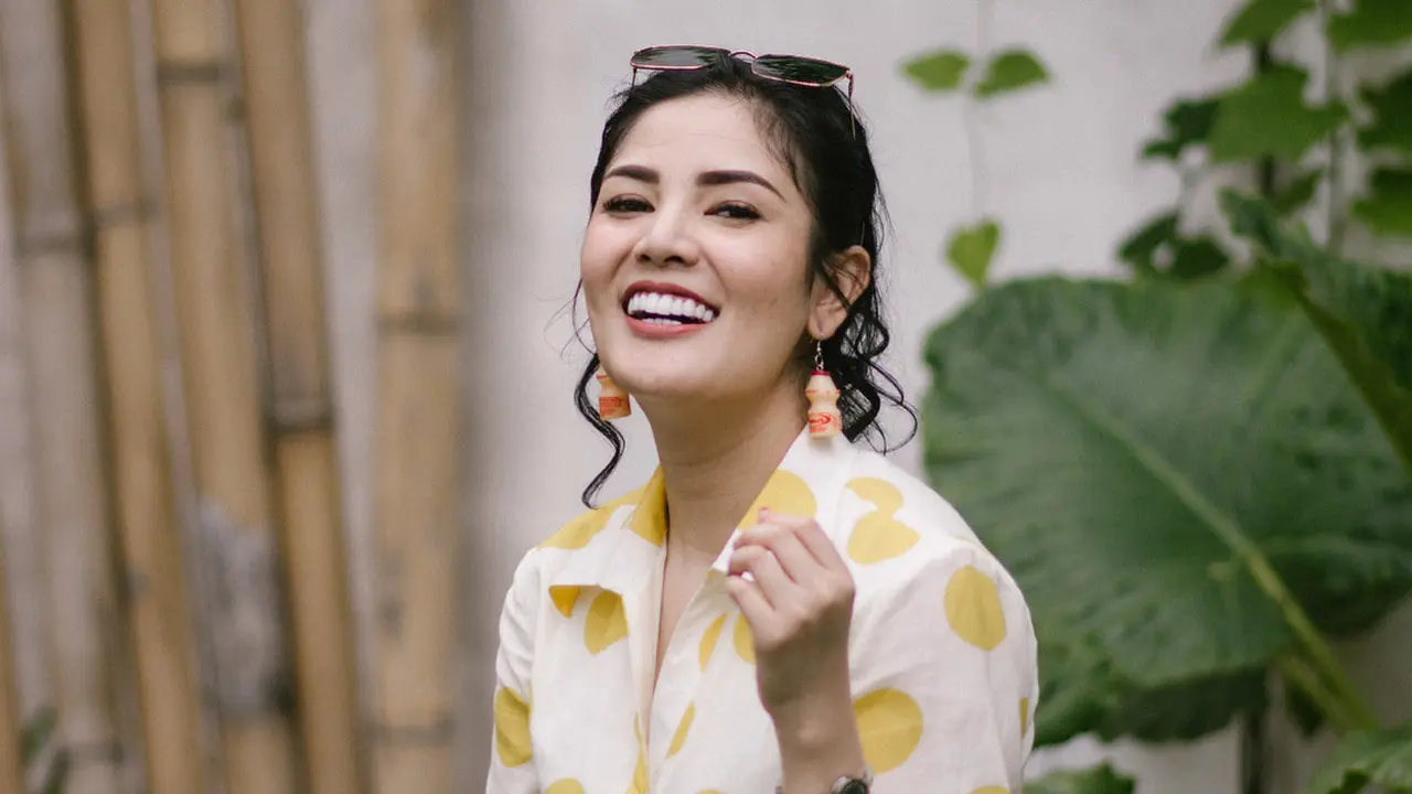 [Bintang] Selain Enak, Makanan Ini Juga Kelihatan Fashionable Dipakai Nindy Ayunda. Berani Coba?