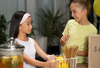 Salah satu manfaat utama kindness jar adalah membantu anak mengenali dan menamai perilaku positif yang mereka lakukan. Saat orangtua menuliskan, misalnya, “hari ini kamu mau berbagi mainan” atau “kamu membantu membereskan buku”, anak merasa tindakannya diperhatikan dan dihargai. (foto/dok: freepik)