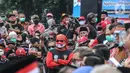 Suasana deklarasi Koalisi Aksi Menyelamatkan Indonesia (KAMI) di Tugu Proklamasi, Jakarta, Selasa (18/8/2020). Deklarasi ini mengabaikan protokoler kesehatan dan jaga jarak sehingga berisiko penularan covid-19. (Liputan6.com/Faizal Fanani)