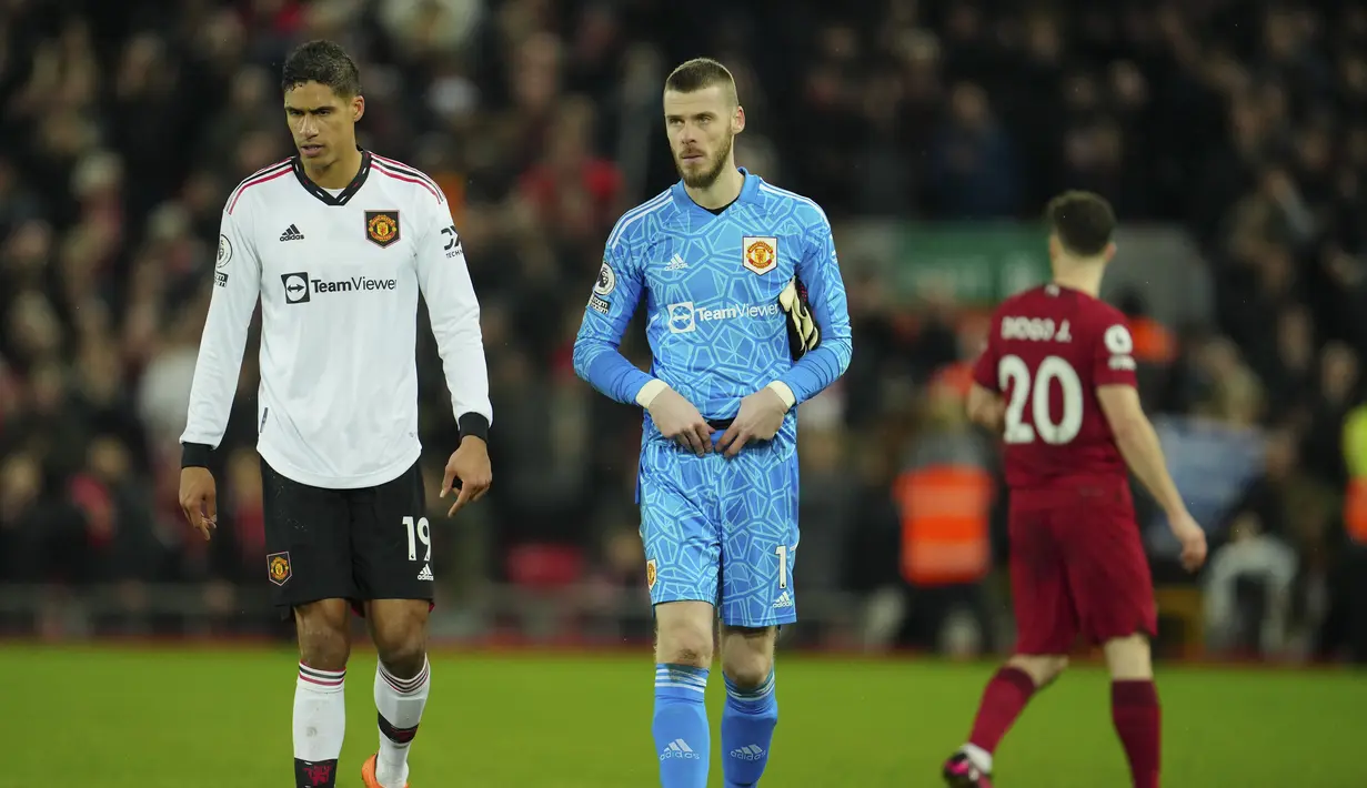 Kiper Manchester United, David de Gea dan bek Raphael Varane meninggalkan lapangan setelah pertandingan melawan Liverpool pada pertandingan lanjutan Liga Inggris di stadion Anfield, Inggris, Minggu (5/3/2023). Liverpool memenangkan pertandingan melawan Manchester United dengan skor telak 7-0. (AP Photo/Jon Super)