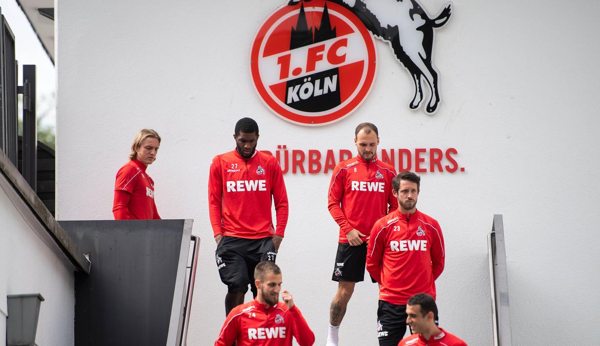 Pemain FC Koeln saat sesi latihan, Selasa (5/5/2020). Sejumlah klub liga Jerman kembali menggelar latihan jelang bergulirnya kembali Bundesliga. (AFP/Marius Becker)