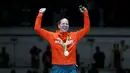 Atlet Anggar dari Hungaria, Emese Szasz saat merayakan kemenangannya meraih medali emas di Olimpiade Rio 2016, Brasil (6/8). (REUTERS)