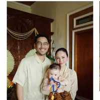 Prosesi tedak siten putra Anggika Bolsterli tersebut tidak hanya sarat makna, tetapi juga memancarkan estetika yang begitu menawan. [@anggikabolsterli].