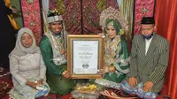 Seorang pemuda di Kolaka Utara, La Ode Mubarak menikah dengan menggunakan mahar saham miliknya di PT Antam Tbk, Selasa (25/5/2021).(Liputan6.com/isitmewa)