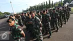 Petugas TNI mengikuti apel gabungan di Monas, Jakarta, Kamis (31/12). Sebanyak 1300 personel gabungan yang terdiri dari polisi, TNI, Pol PP, dan Pramuka dikerahkan untuk mengamankan perayaan malam tahun baru. (Liputan6.com/Immanuel Antonius)