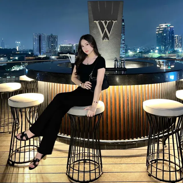 Diberi Cincin Oleh Maia Estianty, Ini 6 Potret Penampilan Laura Moane Pakai Perhiasan