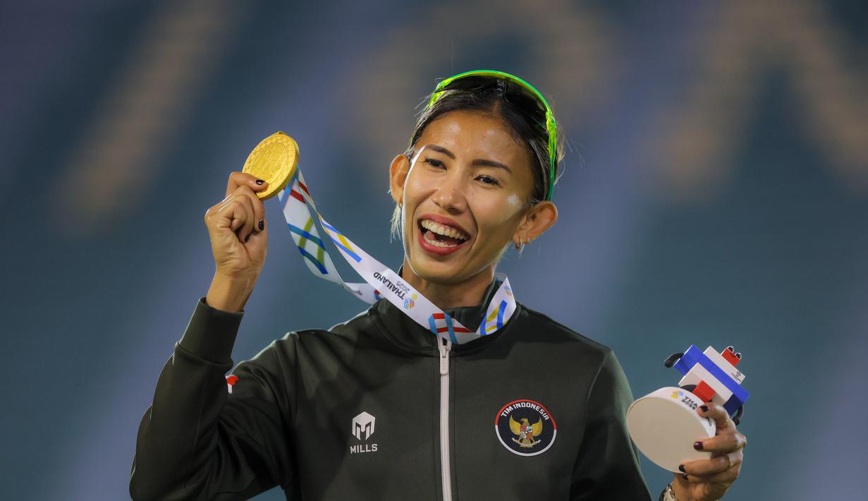 Atlet atletik Indonesia, Emilia Nova, usai memenangi lomba dan meraih emas nomor heptathlon (tujuh lomba) SEA Games 2025 di Stadion Supachalasai Bangkok, Thailand Selasa (16/12/2025) malam. Luapan kegembiraan terpancar pada raut wajah atlet atletik Indonesia Emilia Nova usai berhasil meraih medali emas nomor heptathlon (tujuh lomba) SEA Games 2025 Thailand. (Bola.com/Bagaskara Lazuardi)