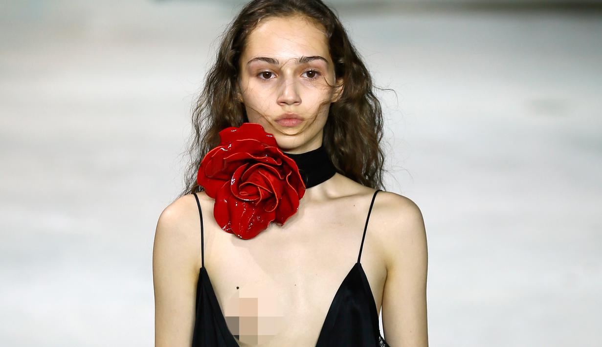 Ups Tali Gaun  Model Ini Melorot  di Catwalk Foto 