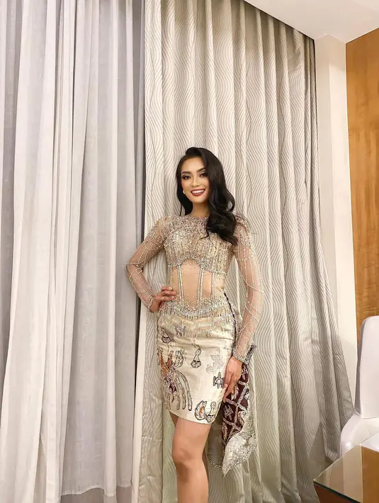 Gaun struktur korset dengan potongan rok batik bikin penampilan Farhana elegan yang effortless [@farhanariswari]