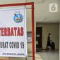 Pasien COVID-19 menjalani isolasi di Ruang Karantina Darurat, Kantor Unit Pelayanan Angkutan Sekolah Dinas Perhubungan DKI Jakarta, Selasa (6/7/2021). Ruang karantina di Kantor UPAS mampu menampung hingga 50 orang. (merdeka.com/Iqbal S. Nugroho)