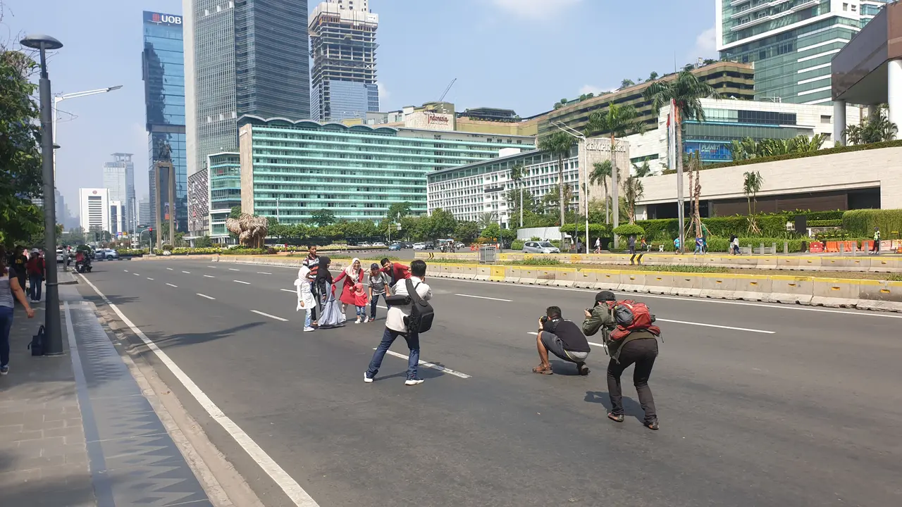 Warga foto di tengah jalan saat Idul Fitri.