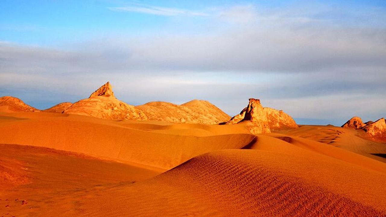 1. Terletak di Iran, Suhu Gurun Lut Dapat Mencapai 70 Derajat Celsius<br>