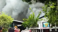 Kebakaran hebat melanda pabrik kacang PT Dua Kelinci yang berada di Jalan Raya Pati-Kudus, Kecamatan Margorejo, Pati, Selasa siang (23/11/2021). (Liputan6.com/ Ahmad Adirin)