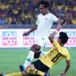 Gelandang Timnas Indonesia, Hendro Siswanto, berduel dengan pemain Timnas Malaysia, Nor Azam, di Stadion Nasional, Bukit Jalil (19/11/2019), dalam laga kelima Grup G kualifikasi Piala Dunia 2022 zona Asia. (AFP/STR)