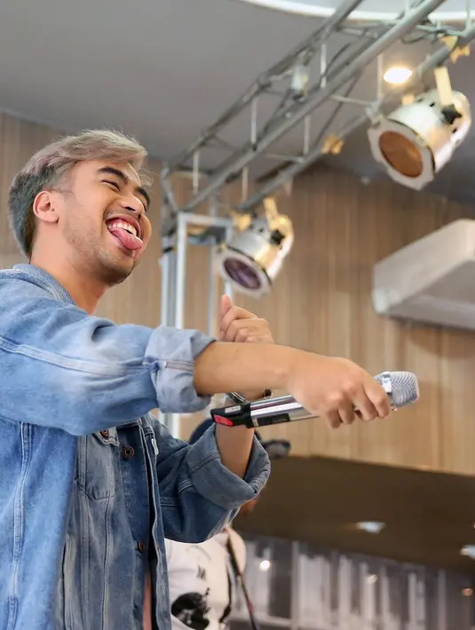 "Makanya kenapa setiap istirahat gue seringnya ke perpustakaan itu setiap hari sampai dapat piala. Jadi kayak emang amat sangat nerdy," terangnya.  (Bambang E. Ros/Bintang.com) 