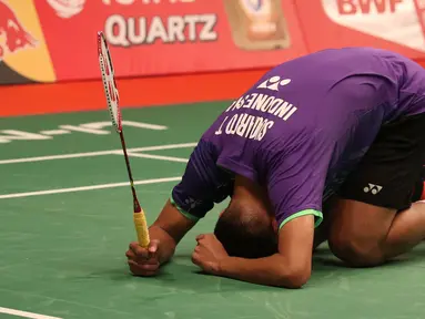 Tommy Sugiarto harus mengakui keunggulan pemain Hongkong, Wei Nan, di babak ketiga Kejuaraan Dunia Bulutangkis 2015. Rabu (12/8/2015). (Bola.com/Arief Bagus)