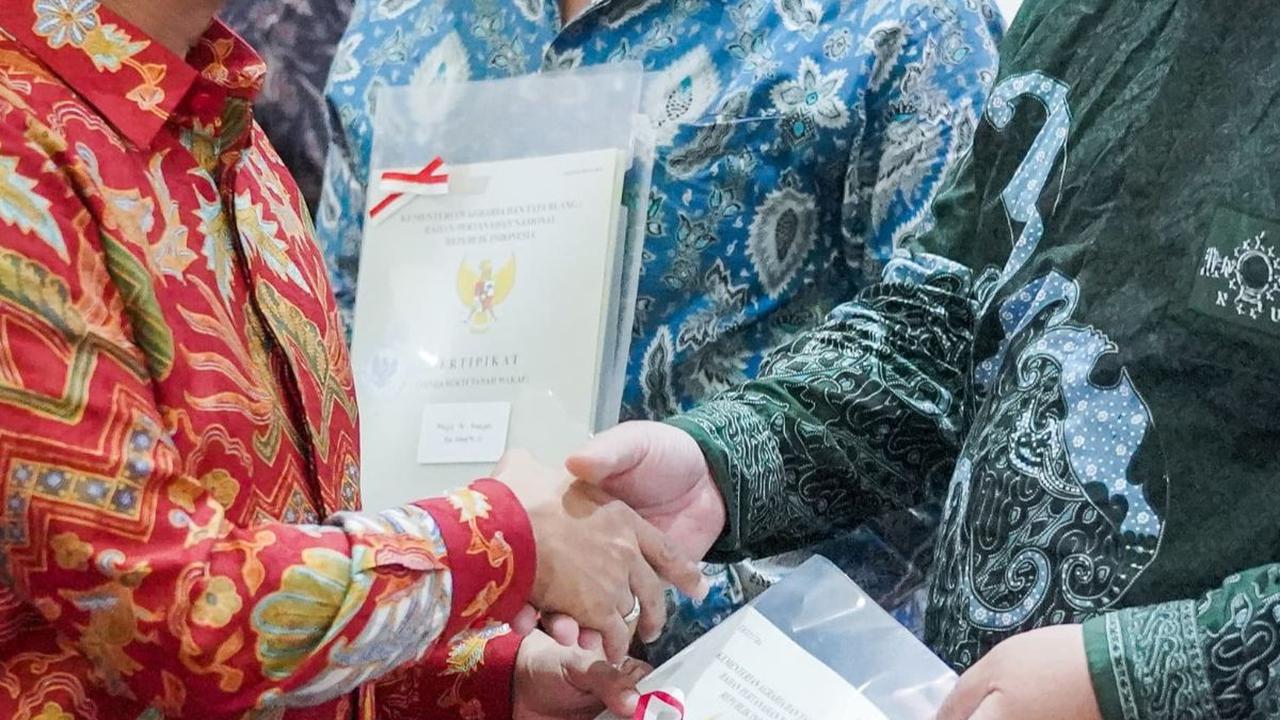 Wamen ATR Bagikan 7 Sertifikat Tanah di Kota Medan, 5 Untuk Rumah Ibadah
