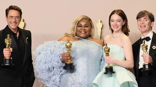 Emma Stone, berpose bersama pemenang penghargaan di piala Oscar 2024.
