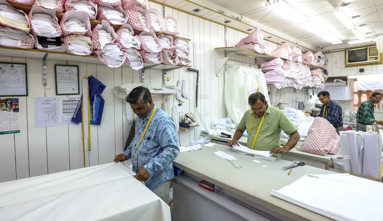 Di bulan suci Ramadhan, Kuwait mencatatkan permintaan yang tinggi untuk dishdasha dalam beberapa hari terakhir. (YASSER AL-ZAYYAT/AFP)