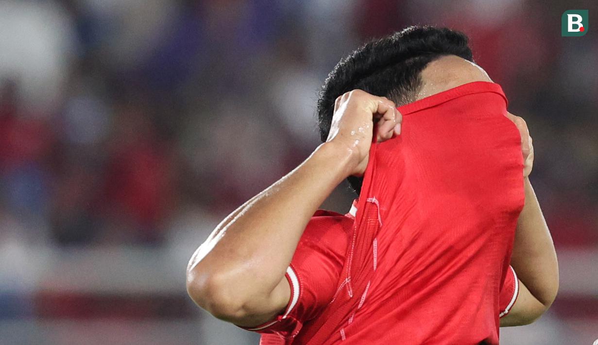 Marselino Ferdinan tak mampu menutupi kekecewaan saat Timnas Indonesia takluk 0-1 dari Filipina dalam laga terakhir Grup B yang digelar di Stadion Manahan, Solo, Sabtu (21/12/2024). (Bola.com/Abdul Aziz)