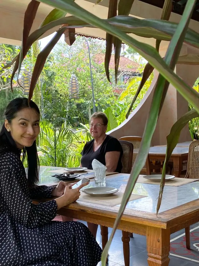 6 Potret Liburan Maudy Koesnaedi Liburan ke Bali Bersama Mertua