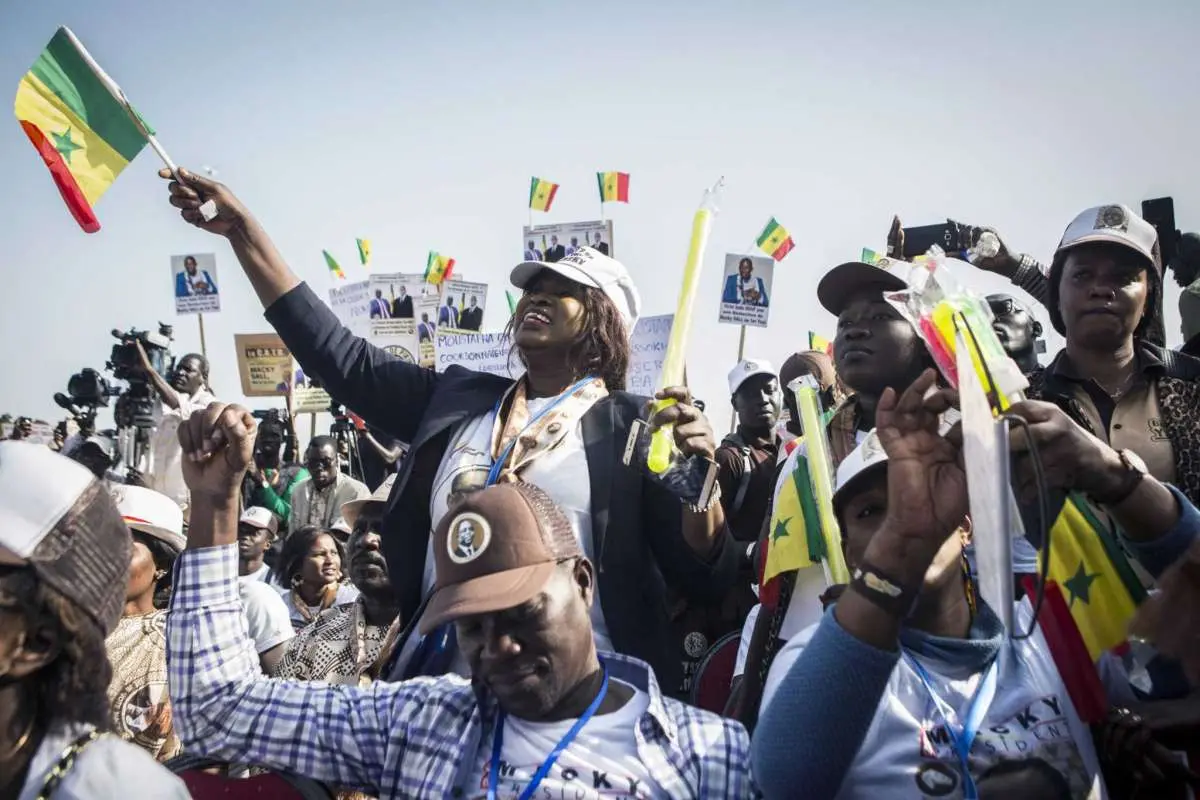 Warga memberikan hak suara dalam pemilu presiden Senegal. (Jane Hahn/AP)