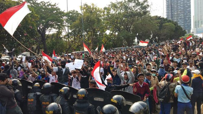 Demo massa berseragam putih abu-abu dan pramuka terjadi di kawasan Palmerah, Jakarta Pusat. (Liputan6.com/Ady Anugrahadi)