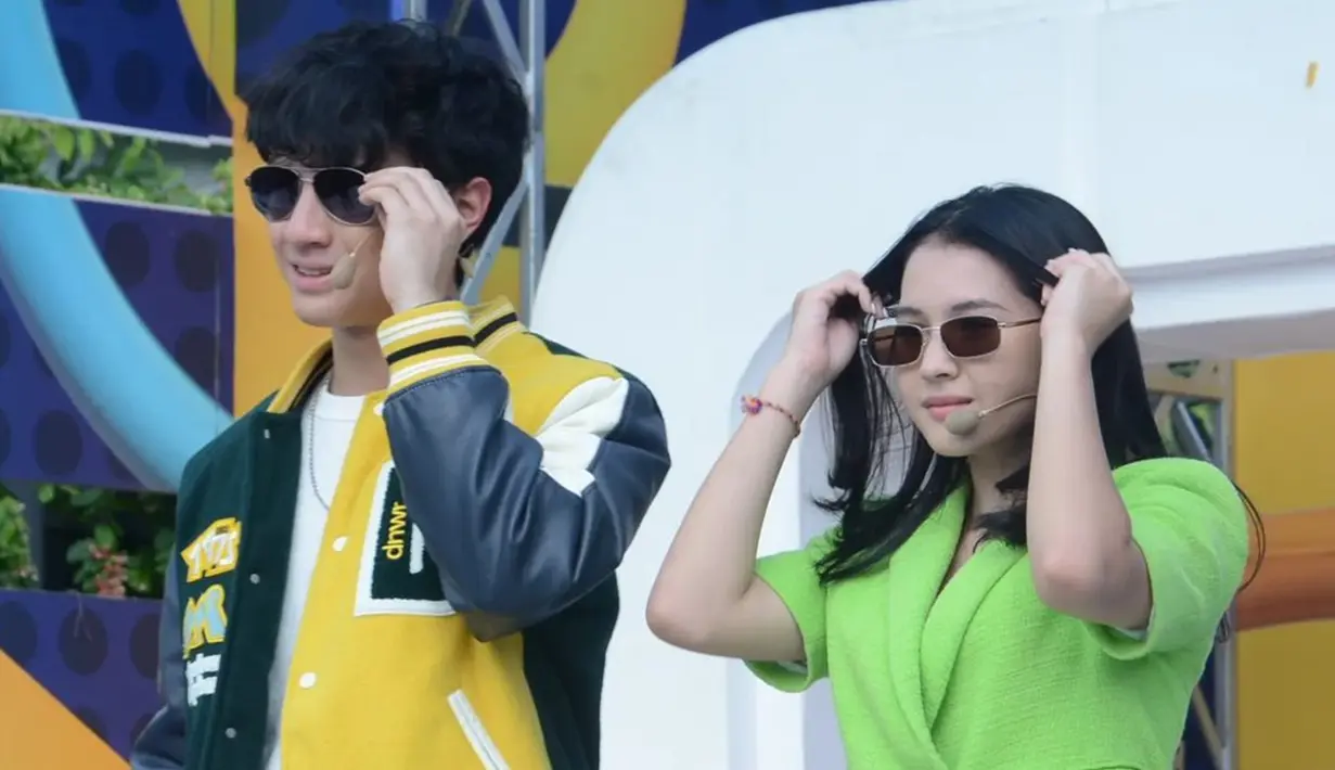 Sama-sama kenakan kacamata hitam, penampilan Sandrinna Michelle dan Farhan Rasyid makin keren. Main sinetron bareng, keduanya disebut jadi pasangan sinetron yang sukses bikin baper. Berbeda dengan Sandrinna yang sudah awali karier sejak usia belia, Farhan Rasyid memulai karier tahun 2019. Meski baru 3 tahun terjun ke dunia seni peran, namun akting aktor berusia 21 tahun ini tak perlu diragukan lagi. (Liputan6.com/IG/@sinemart_ph)
