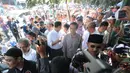 Para pedagang dan warga di sekitar Malioboro dan Pasar  Beringharjo berdesakan untuk bisa melihat Jokowi dari dekat, Yogayakrta, Senin (2/6/2014) (Liputan6.com/Herman Zakharia).