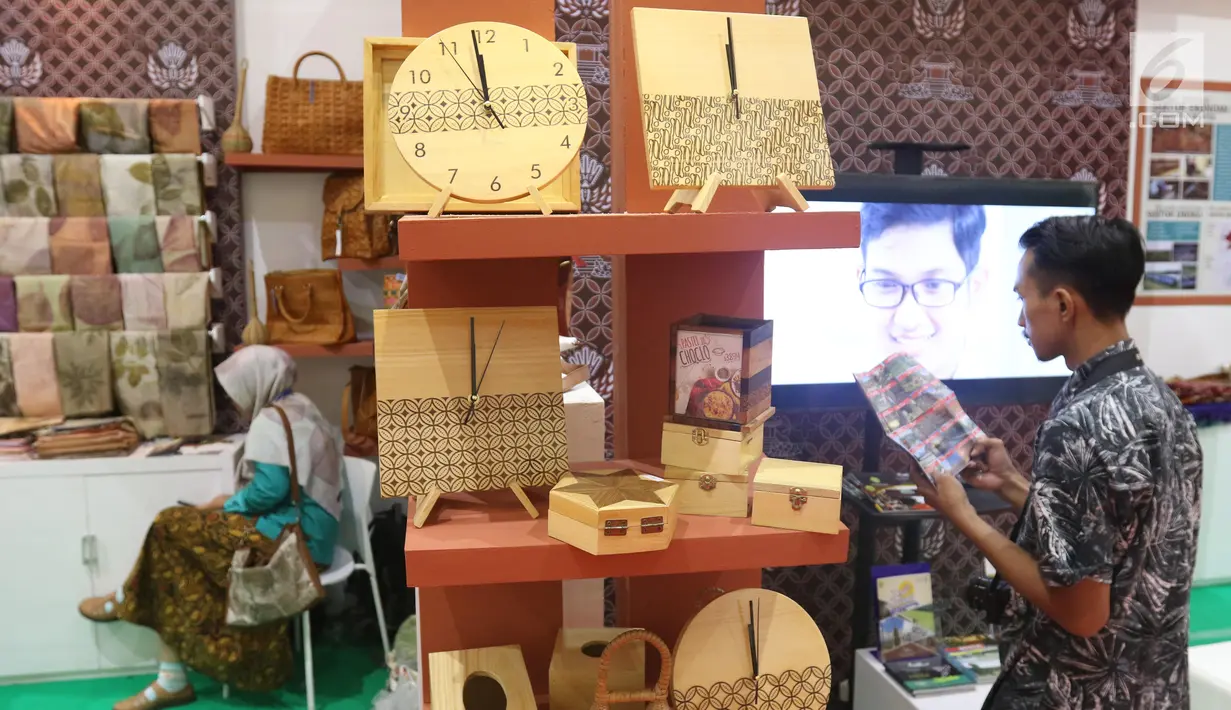 Pengunjung melihat produk berbahan kayu yang dipamerkan dalam Apkasi Otonomi Expo (AOE) di JCC Jakarta, Rabu (3/7/2019). Apkasi berharap event ini bisa berdampak positif bagi percepatan pertumbuhan ekonomi. (Liputan6.com/Angga Yuniar)