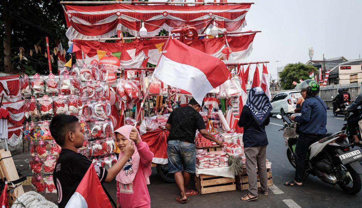 Sepekan jelang peringatan Hari Kemerdekaan Republik Indonesia ke-79, penjualan pernak-pernik mulai ramai diserbu pembeli. (Yasuyoshi CHIBA/AFP)