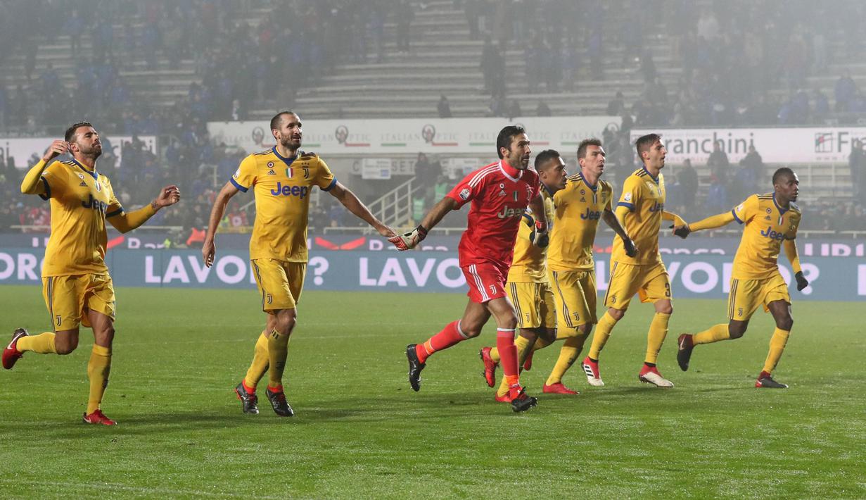 Para pemain Juventus menyapa suporter usai menang atas Atalanta pada leg pertama semifinal Coppa Italia di Atleti Azzurri d'Italia stadium, Bergamo, Italia, (30/1/2018). Juventus menang 1-0. (Paolo Magni/ANSA via AP)