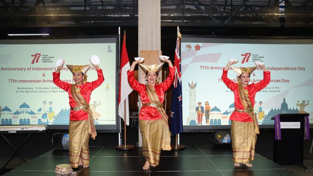 Penampilan budaya dalam acara resepsi diplomatik antara Indonesia dan Selandia Baru di National Library of New Zealand (12/10/2022). (Dok: Kemlu RI)