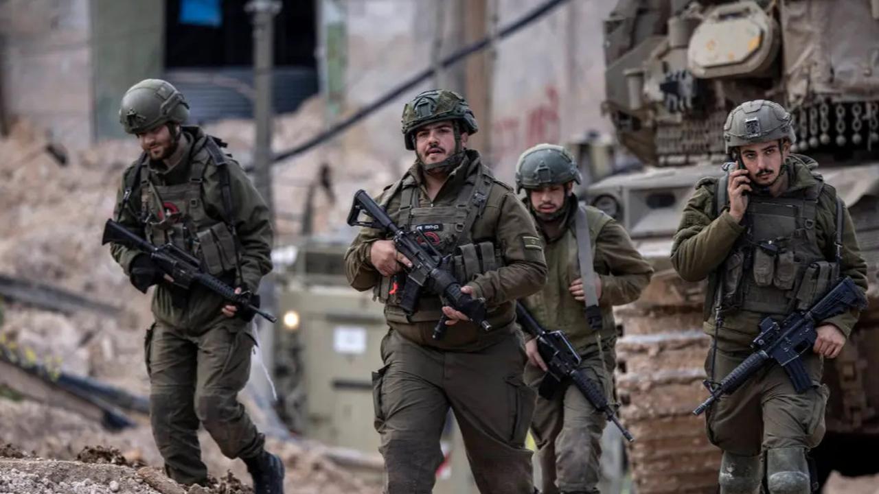Israel Tuntut Hamas Lucuti Senjata, Warga Gaza Sambil Gendong Jenazah Anaknya Beri Pesan Menohok
