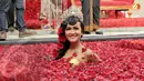 Jupe menjalani ritual ruwatan mandi kembang dalam taburan 25 kg mawar merah (Liputan6.com/Andrian M Tunay).