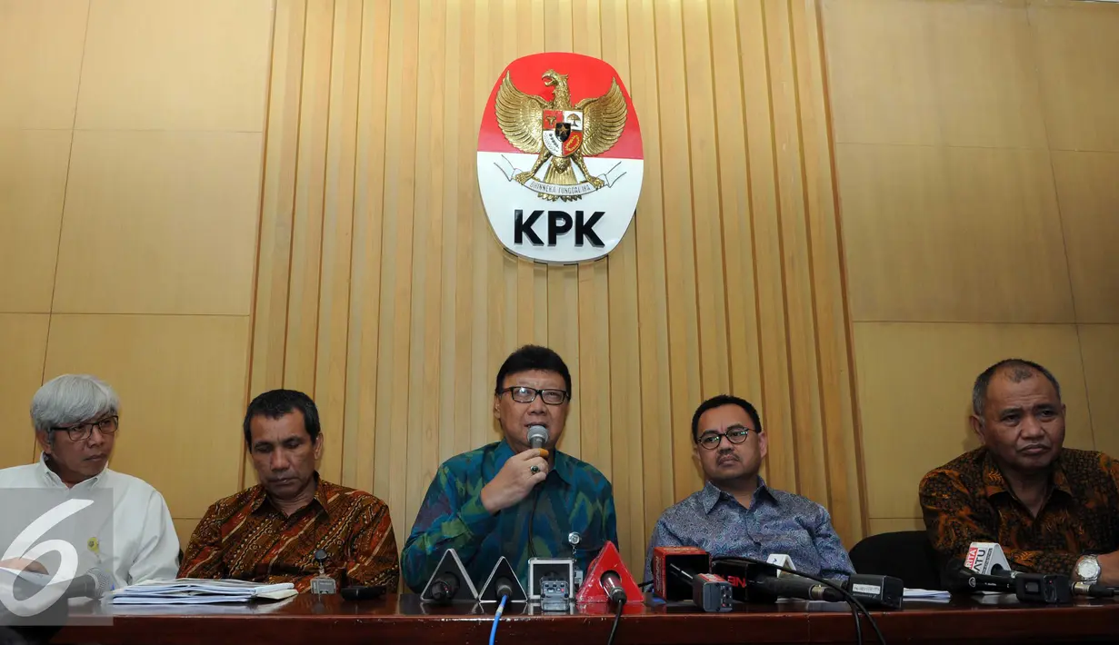 Mendagri Tjahjo Kumolo (tengah) didampingi Menteri ESDM Sudirman Said (kedua kanan) dan Ketua KPK Agus Rahardjo memberikan keterangan pers hasil rapat koordinasi di Gedung KPK, Jakarta, Senin (15/2). (Liputan6.com/Helmi Afandi)    