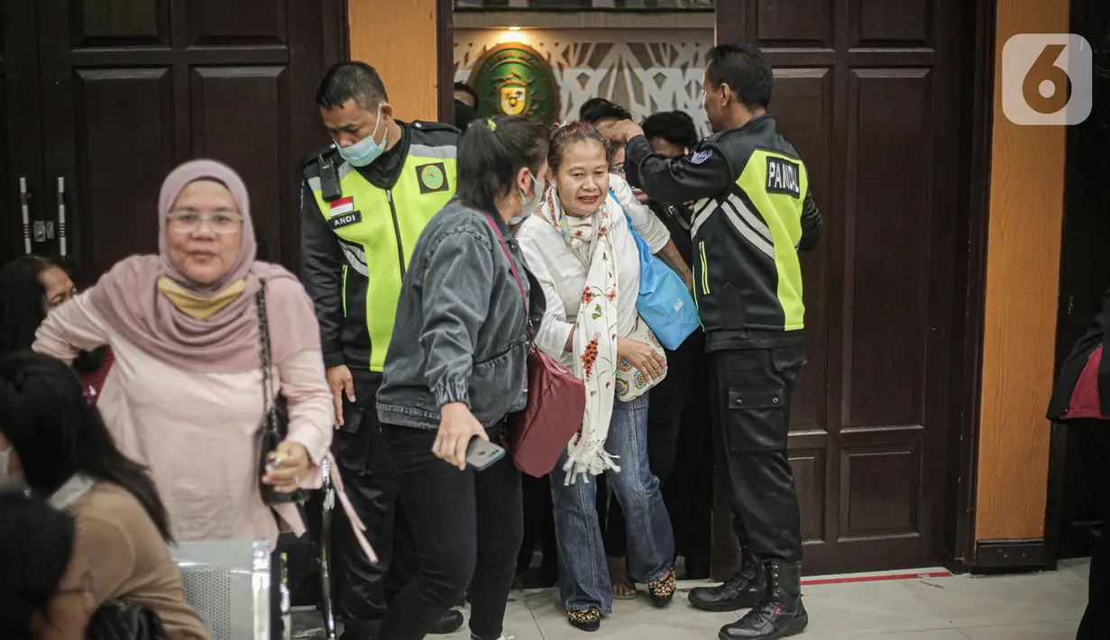 Pendukung Richard Eliezer berebut masuk ruang sidang Pengadilan Negeri Jakarta Selatan, Rabu (25/1/2023). Jaksa menilai Bharada E terbukti secara sah terlibat kasus pembunuhan berencana Nofriansyah Yosua Hutabarat atau Brigadir J. (Liputan6.com/Faizal Fanani)