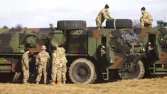Pasukan AS dari Divisi Lintas Udara ke-82 yang baru-baru ini dikerahkan ke Polandia karena ketegangan Rusia-Ukraina sedang mendirikan kamp di bandara militer di Mielec, Polandia, 12 Februari 2022. Sekitar 4.700 tentara tambahan AS dikerahkan ke Polandia. (AP Photo/Beata Zawrzel)